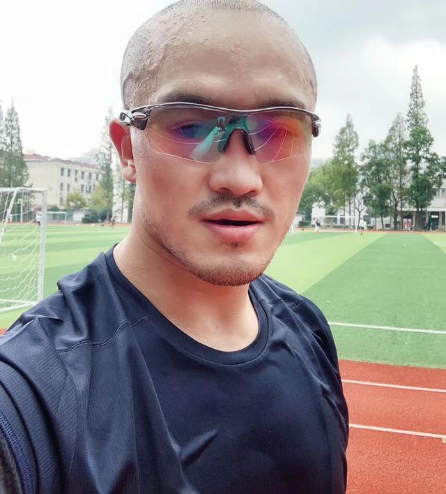 世界上最帅龙哥戴上金丝眼镜的张云龙是什么样子的？