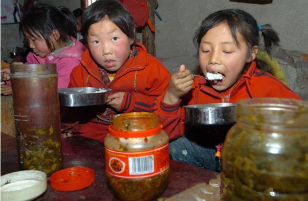 哪个地方存在小女孩从小光着脚不穿鞋子，脚脏兮兮的情况呢（中国最贫困山区的孩子是谁）